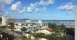 Aconchegante cobertura duplex, pé na areia, sala ampliada, vista para mar Enseada, Bertioga – SP